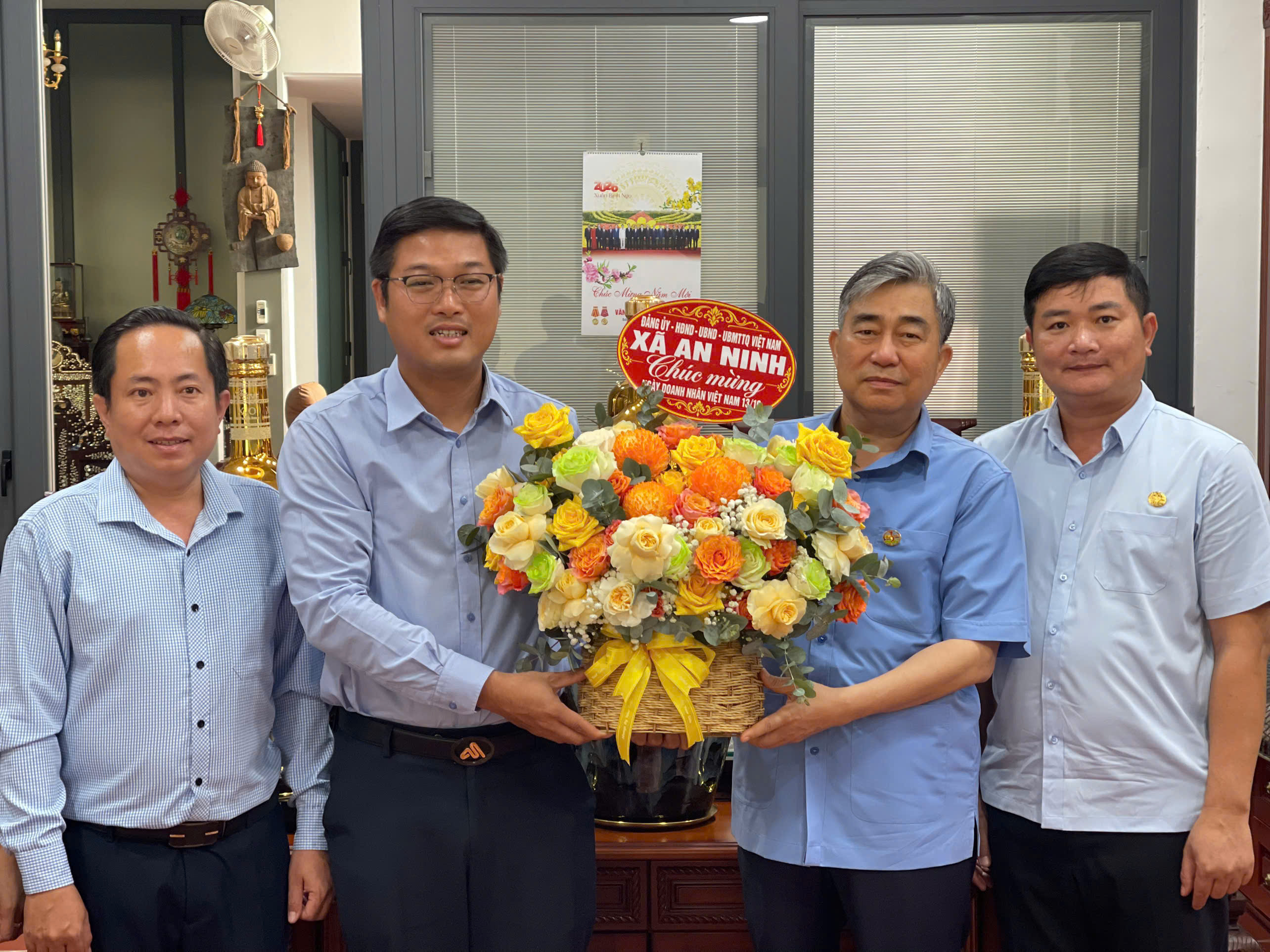 LÃNH ĐẠO XÃ AN NINH THĂM, CHÚC MỪNG CÔNG TY VRG NHÂN NGÀY DOANH NHÂN VIỆT NAM