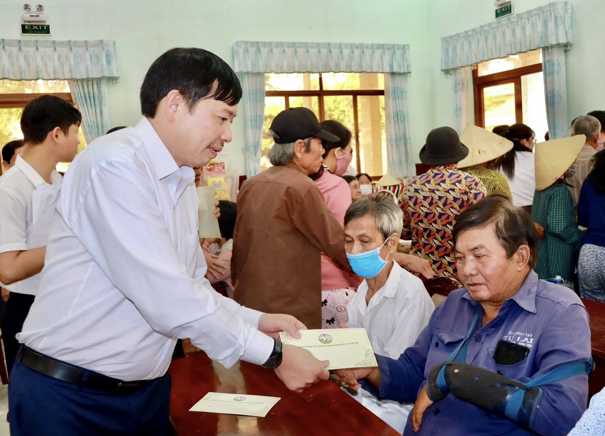 THÊM 159 HỘ NGHÈO ĐƯỢC NHẬN QUÀ TẾT TỪ CÔNG TY VRG