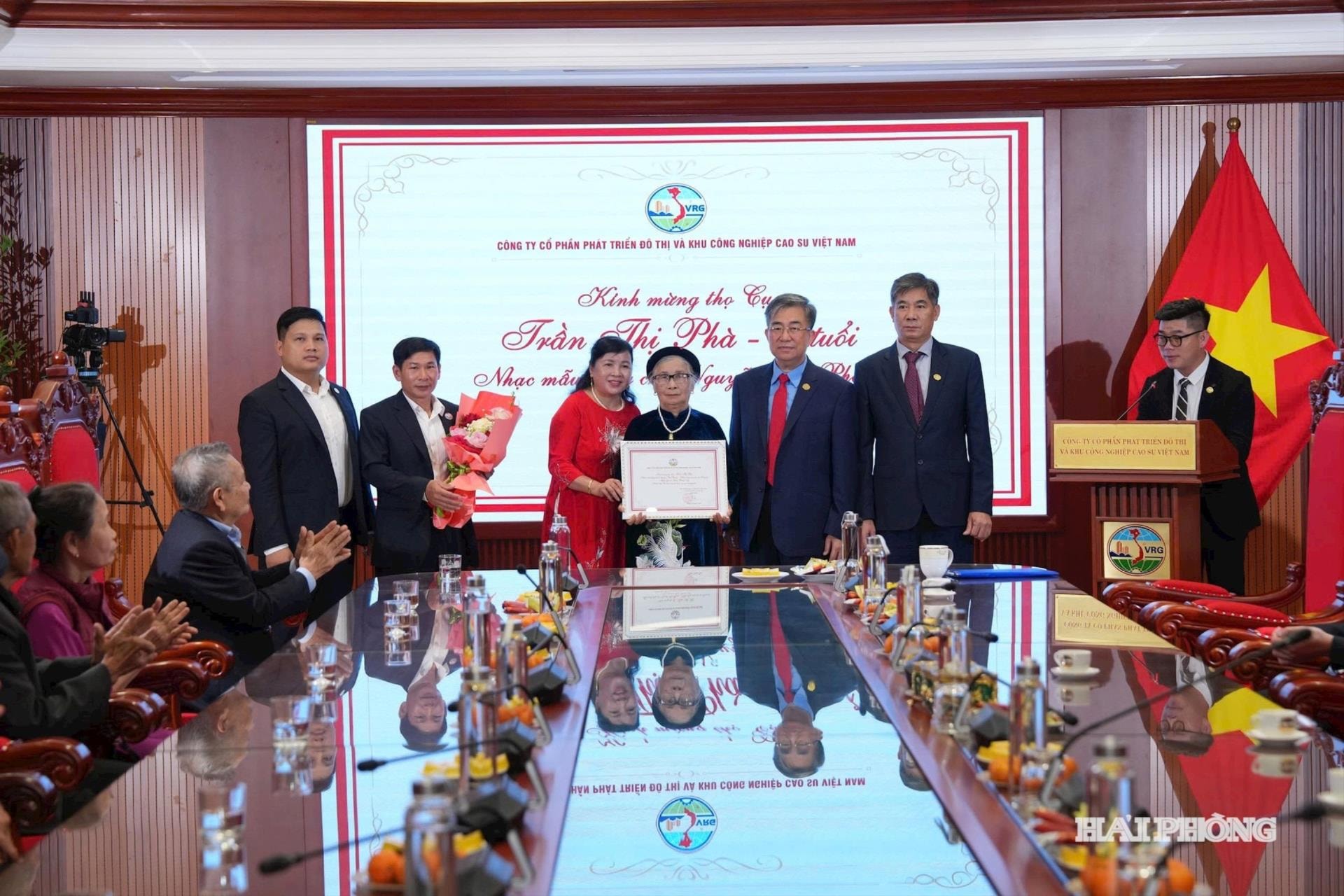 VRG tổ chức chúc thọ bố, mẹ người lao động