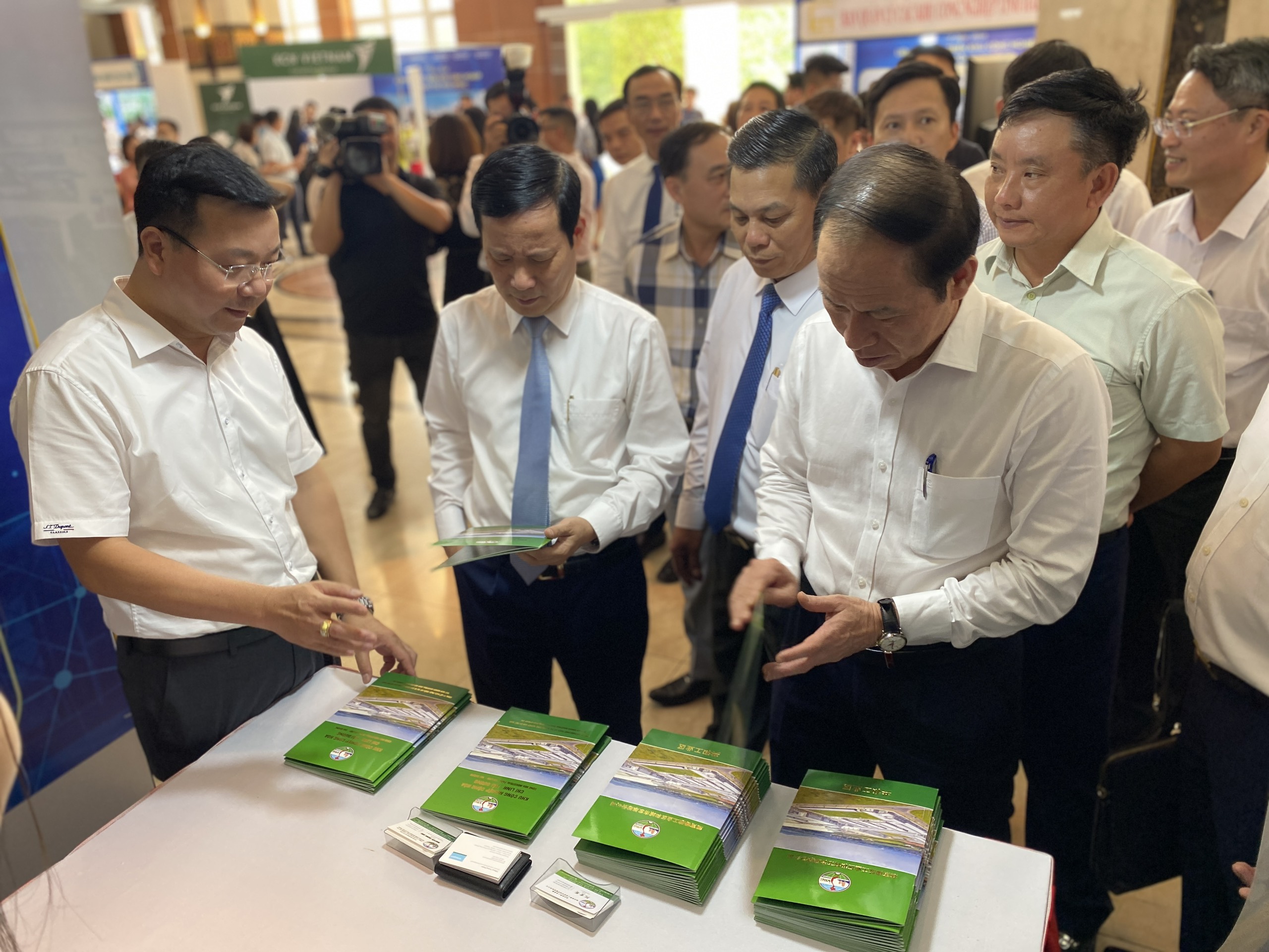 /upload/images/van-tien-thanh/dien-dan-lien-ket-phat-trien-khu-cong-nghiep/z4664540741907-1f4c9833cef588452c868d95526f450a.jpg